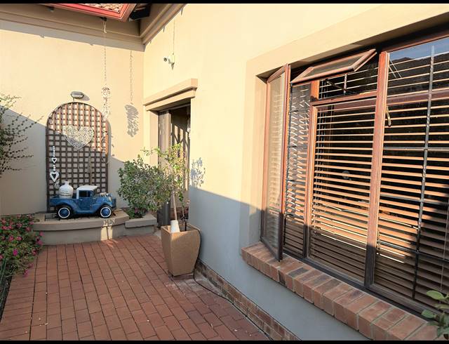 4 BEDROOM FREEHOLD FOR SALE IN BRONBERG